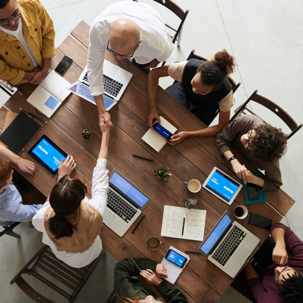 Menschen beim Meeting schütteln Hände